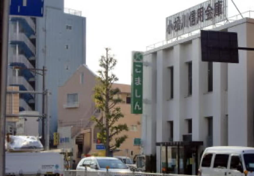 蔵前橋通りに出ると、左手側に小松川信用金庫本店があります。